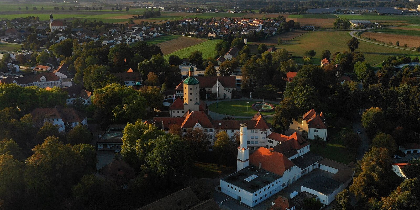 Außenansicht der ALKURE Bezirksklinikum Mainkofen in Deggendorf