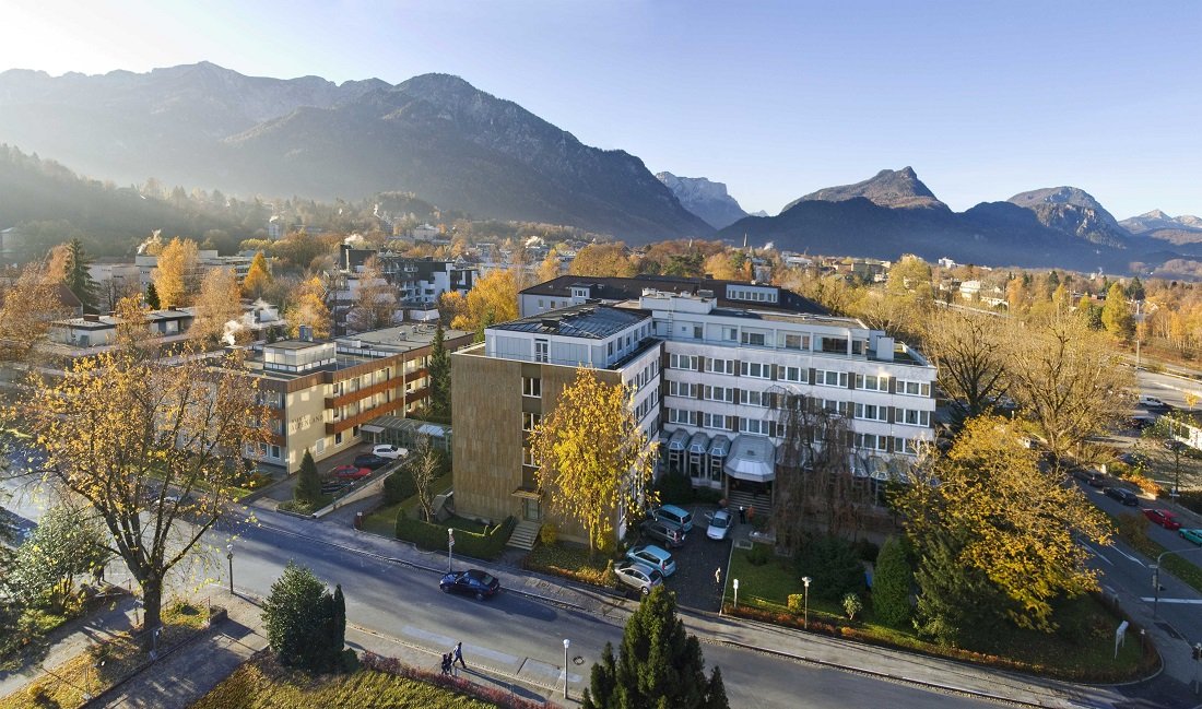 Außenansicht der Klinik Alpenland in Bad Reichenhall