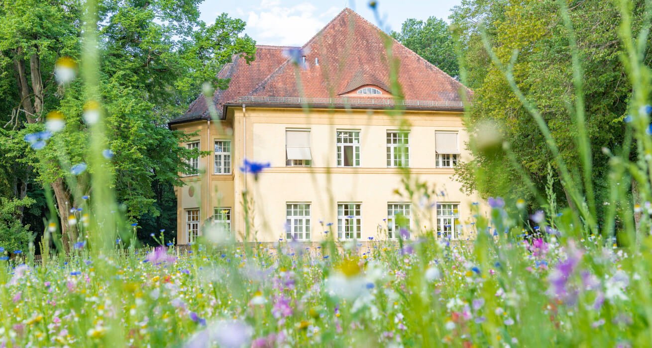 Außenansicht der Bezirksklinikum Ansbach – Stationäre Sucht-Rehabilitation Haus 7 in Ansbach