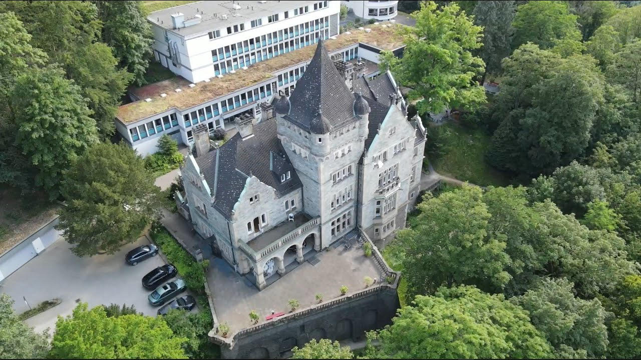 Außenansicht der Klinik Schloß Falkenhof in Bensheim