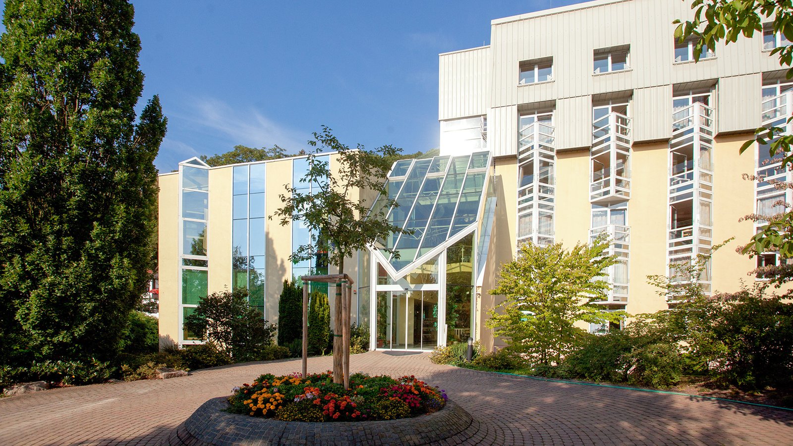 Außenansicht der Klinik Bad Blankenburg in Bad Blankenburg
