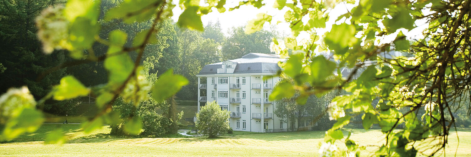 Außenansicht der emeis Deutsche Klinik für Integrative Medizin und Naturheilverfahren (DEKIMED) in Bad Elster