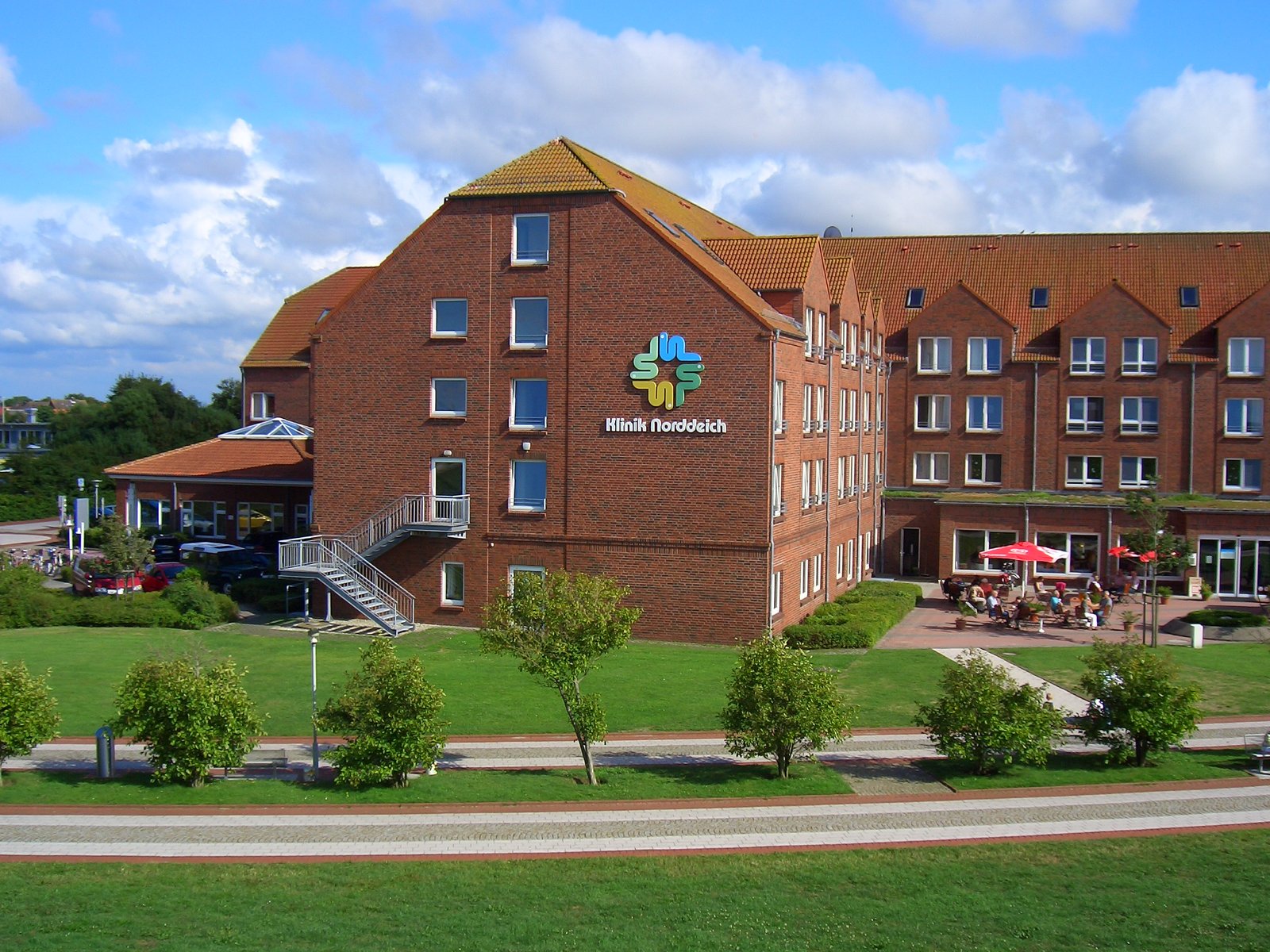 Außenansicht der Dr. Becker Klinik Norddeich in Norden