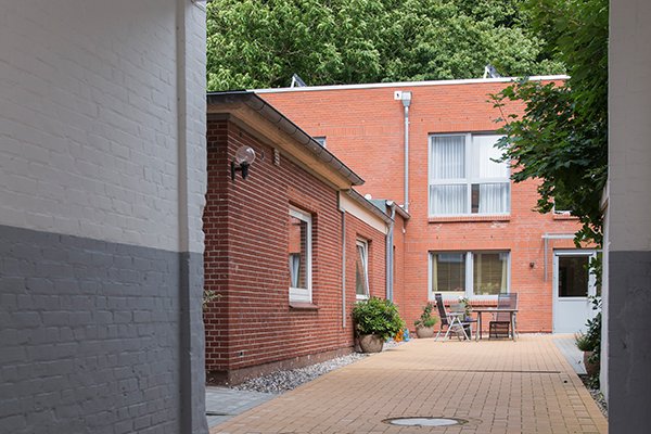 Außenansicht der DIAKO Nordfriesland – Adaption Husum in Husum