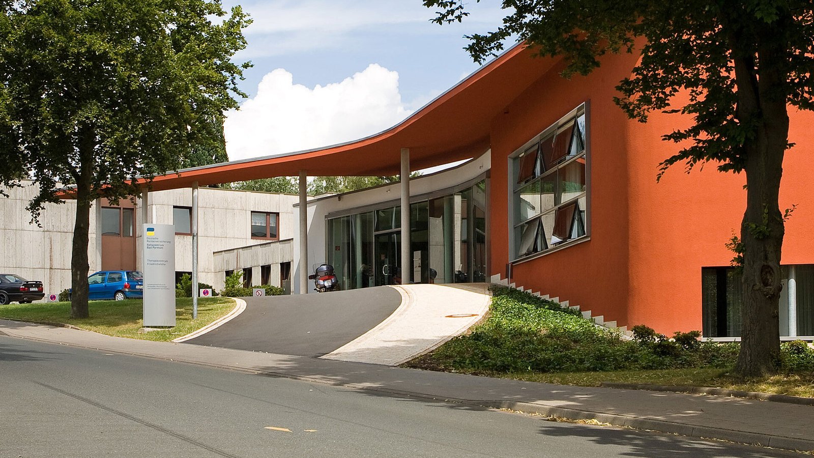 Außenansicht der Reha-Zentrum Bad Pyrmont – Therapiezentrum Friedrichshöhe in Bad Pyrmont