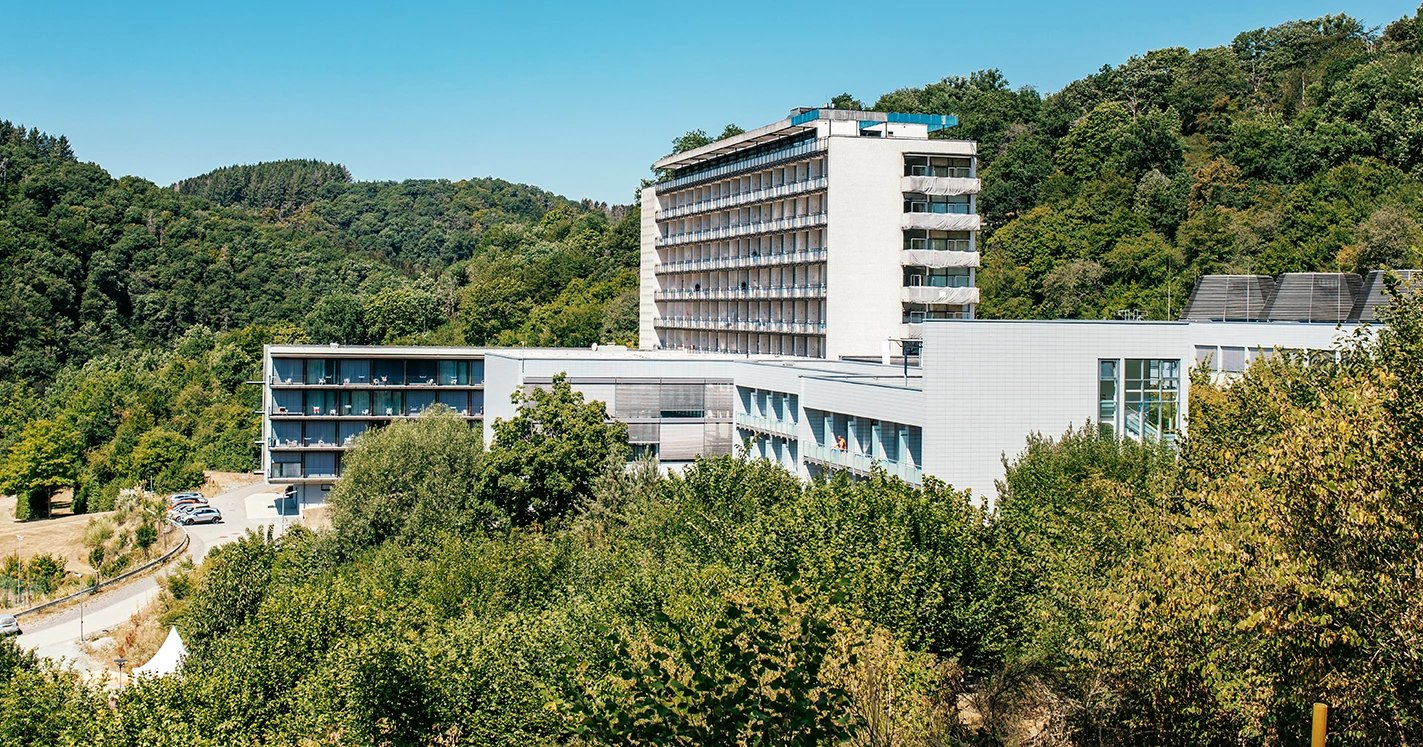 Außenansicht der Eifelklinik Manderscheid in Manderscheid