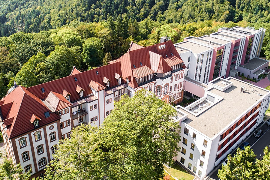 Außenansicht der Fachklinik Eußerthal in Eußerthal
