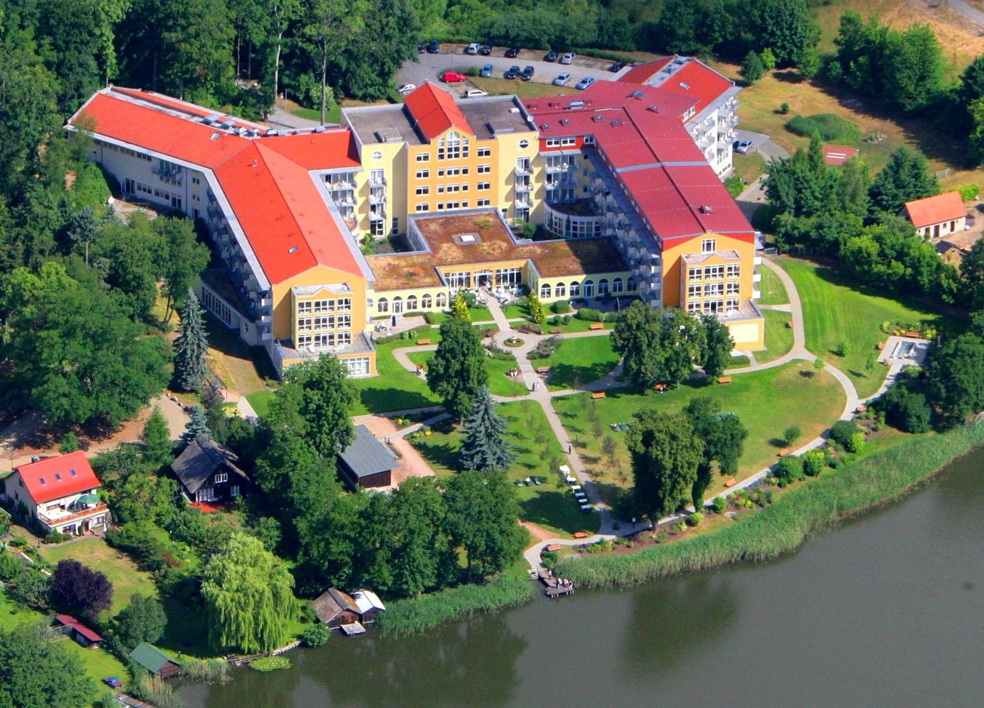 Außenansicht der Fachklinik Feldberg GmbH Klinik am Haussee in Feldberger Seenlandschaft