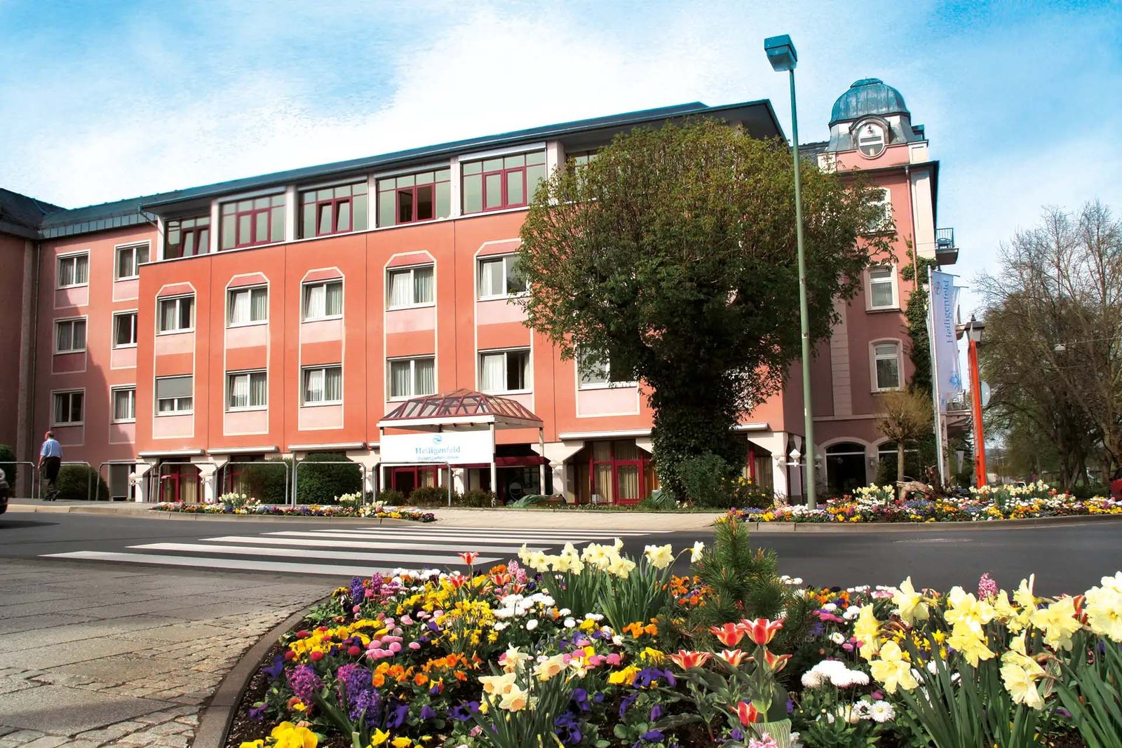 Außenansicht der Rosengartenklinik Heiligenfeld in Bad Kissingen