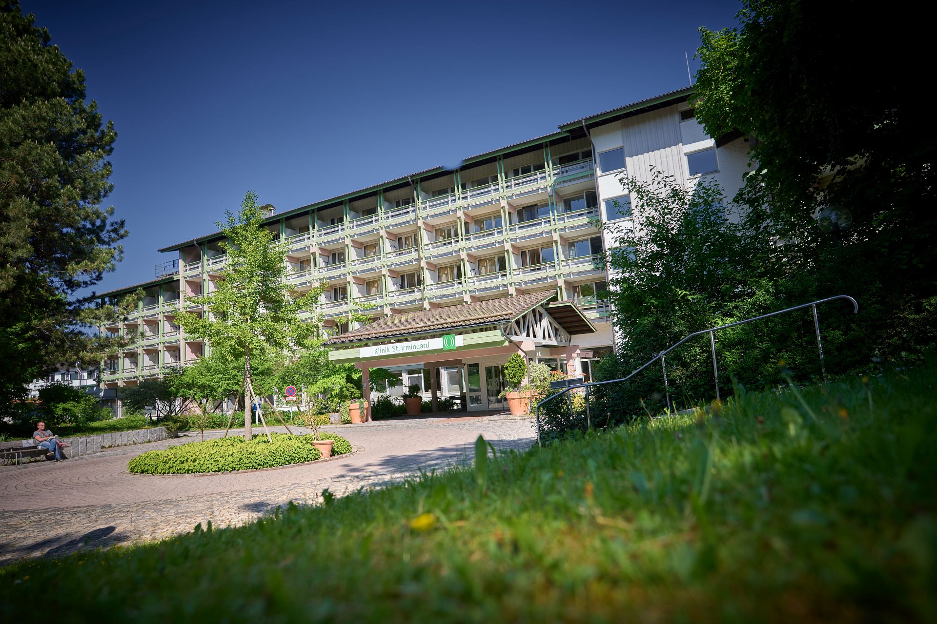 Außenansicht der Klinik St. Irmingard in Prien am Chiemsee