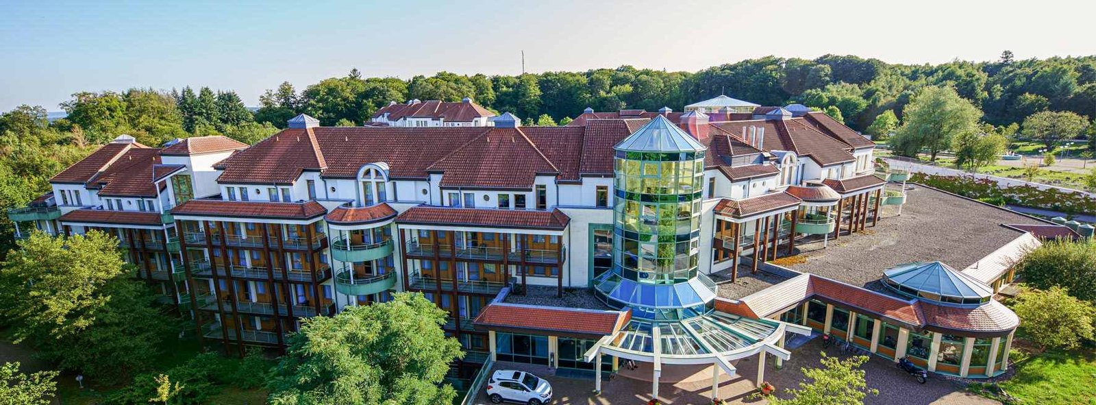 Außenansicht der Johannesbad Fachklinik Gesundheits- & Rehazentrum Saarschleife in Mettlach-Orscholz