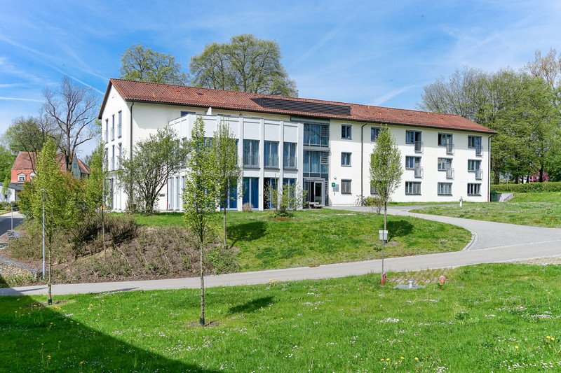 Außenansicht der medbo Fachklinik zur Rehabilitation bei Abhängigkeitserkrankungen Wöllershof in Störnstein