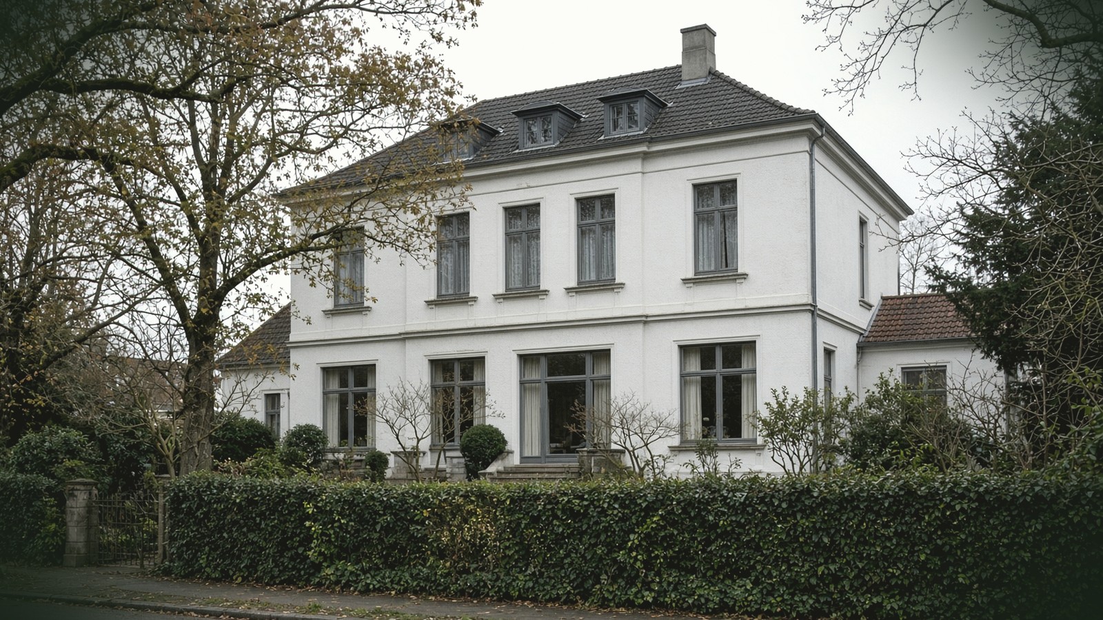 Außenansicht der Klinik Neumühle in Hollstadt