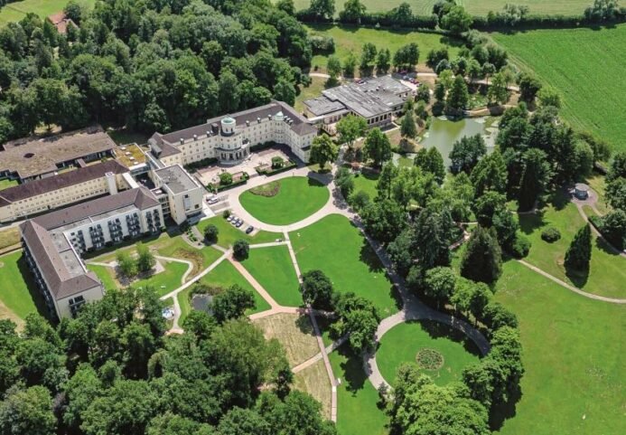 Außenansicht der Gräfliche Kliniken Standort Park Klinik in Bad Driburg