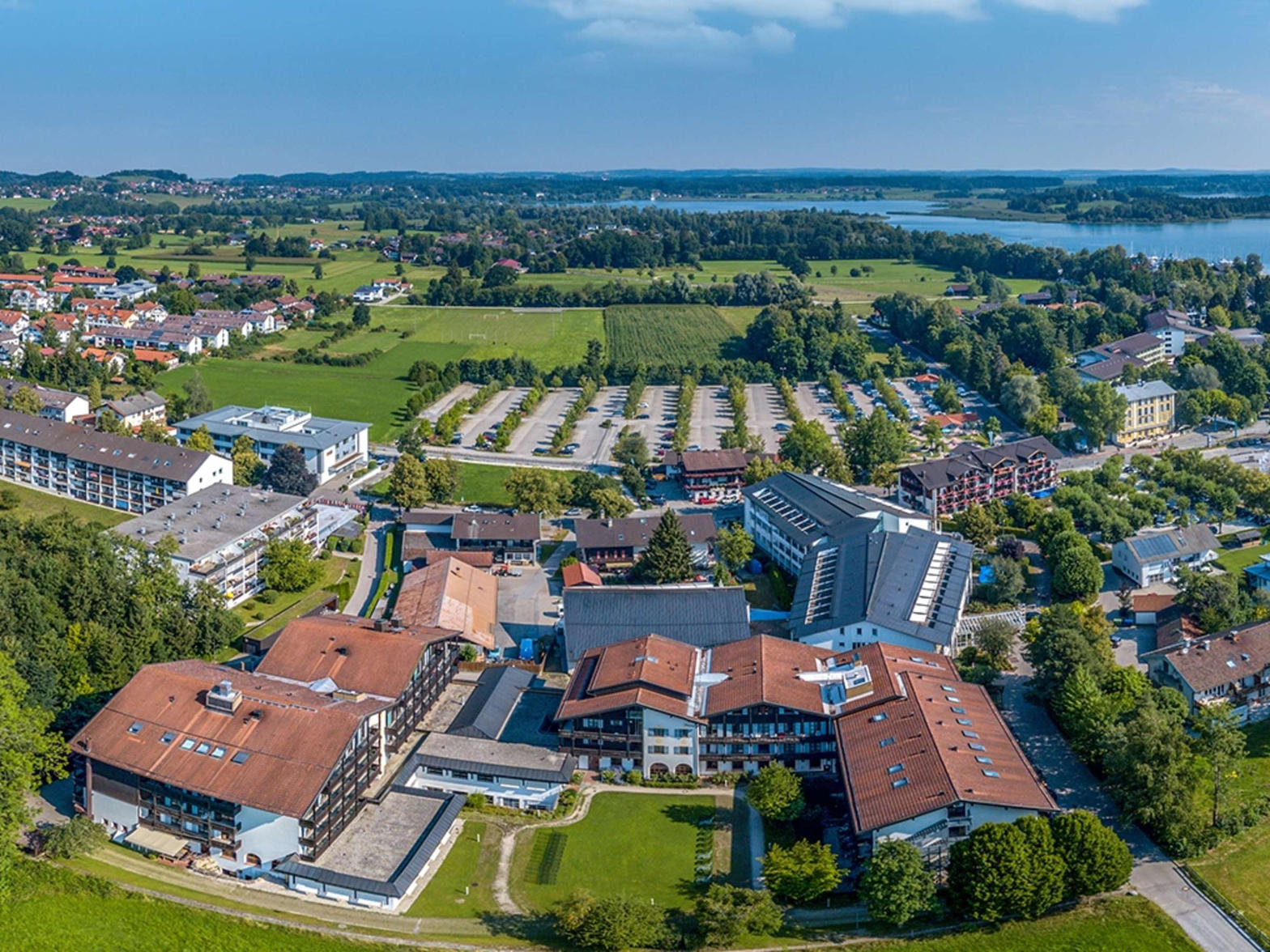 Außenansicht der Schön Klinik Roseneck in Prien am Chiemsee