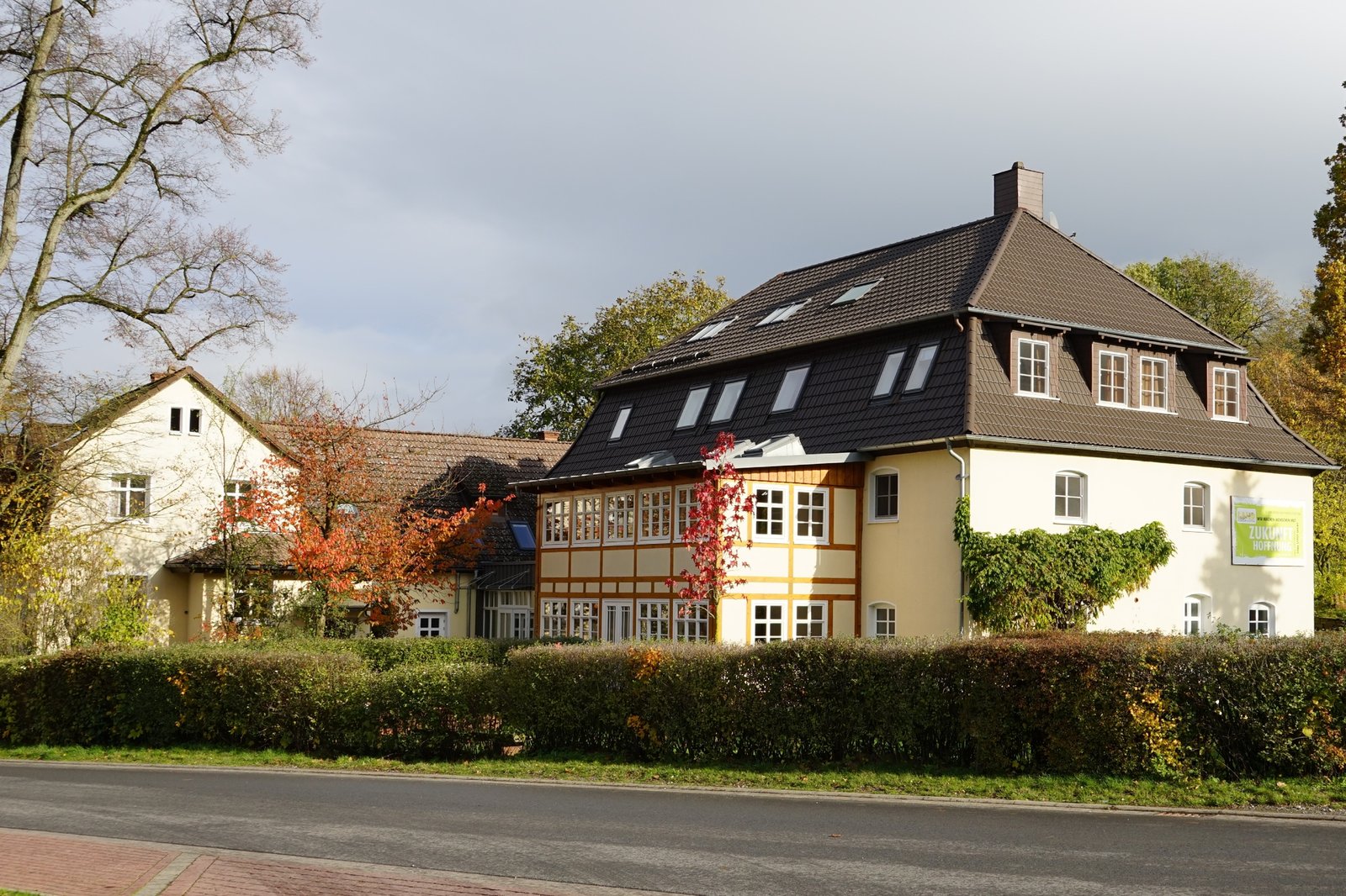 Außenansicht der Neues Land Therapiezentrum Schorborn in Deensen
