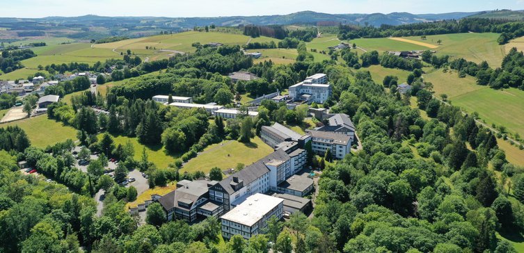 Außenansicht der VITREA Rehaklinik Bad Berleburg (Rothaarklinik) in Bad Berleburg