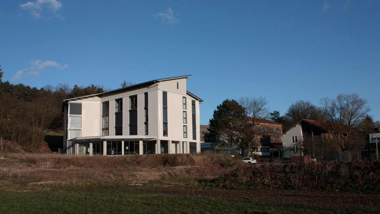 Außenansicht der Fachklinik Weihersmühle in Großhabersdorf